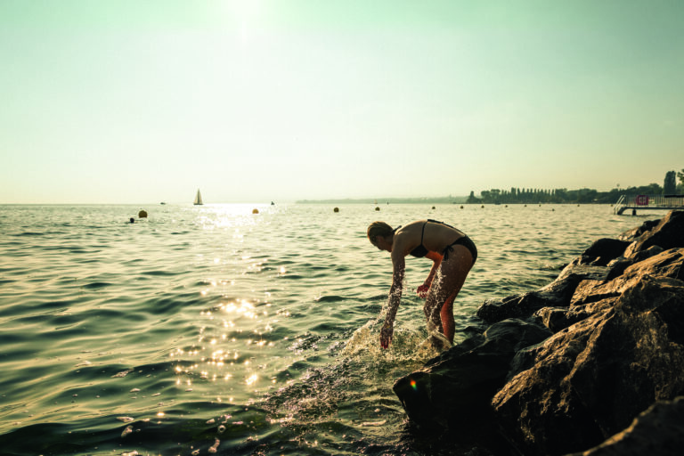 Baignade dans le lac Leman. Shooting key story de Lausanne de Suisse Tourisme