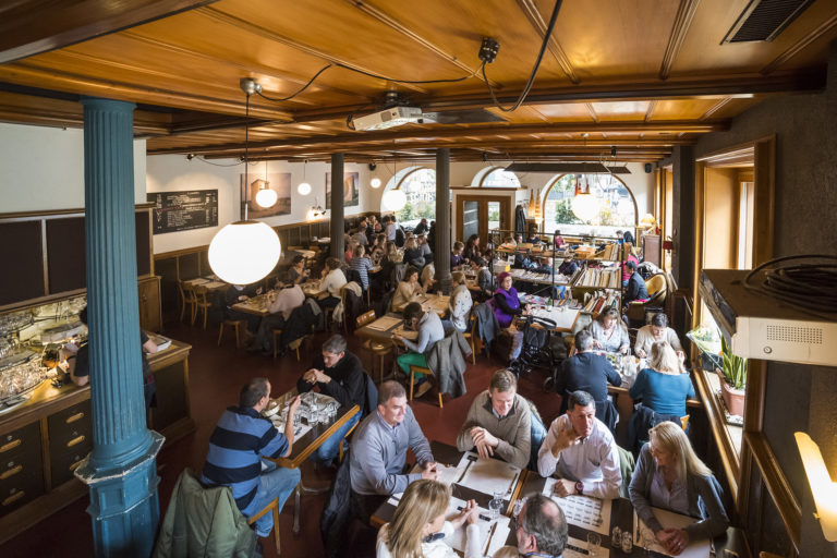 Café de Grancy, foule pour le repas de midi. (c) Laurent Kaczor