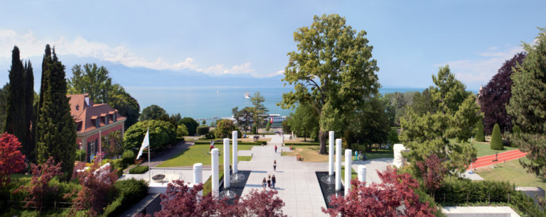 Entr&eacute;e du Mus&eacute;e Olympique avec vue sur le lac