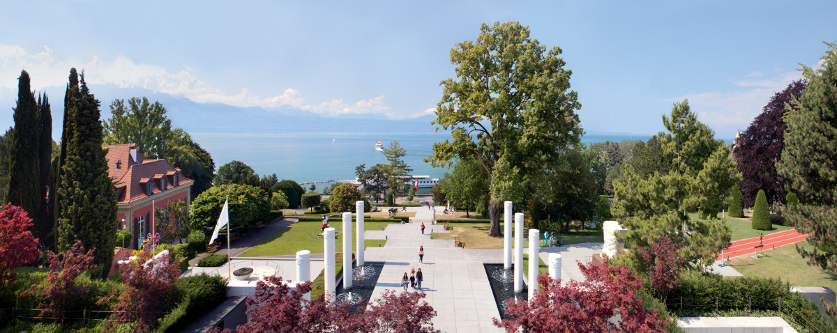 Entr&eacute;e du Mus&eacute;e Olympique avec vue sur le lac