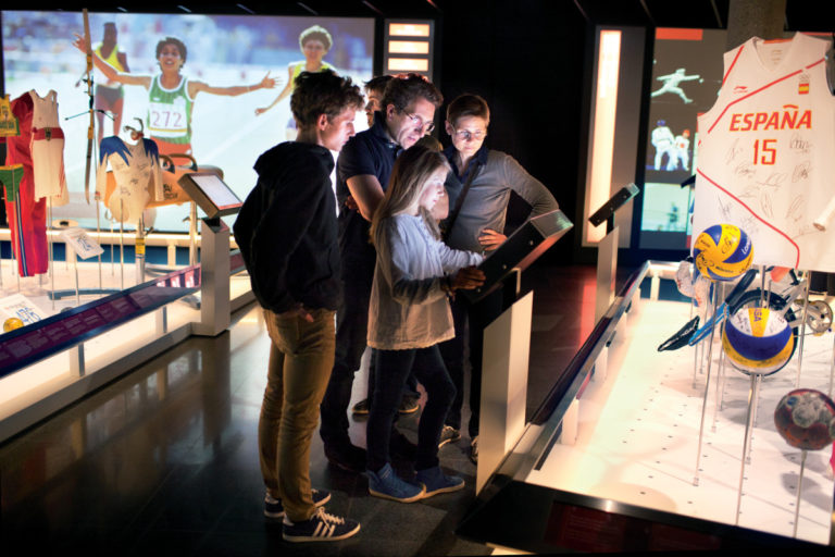 Famille en visite au Mus&eacute;e Olympique