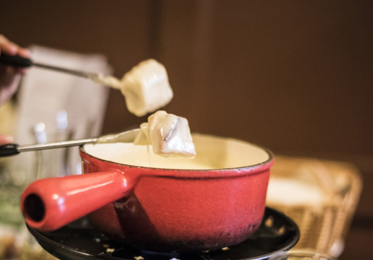 D&eacute;gustation de fondue et vin blanc de la r&eacute;gion