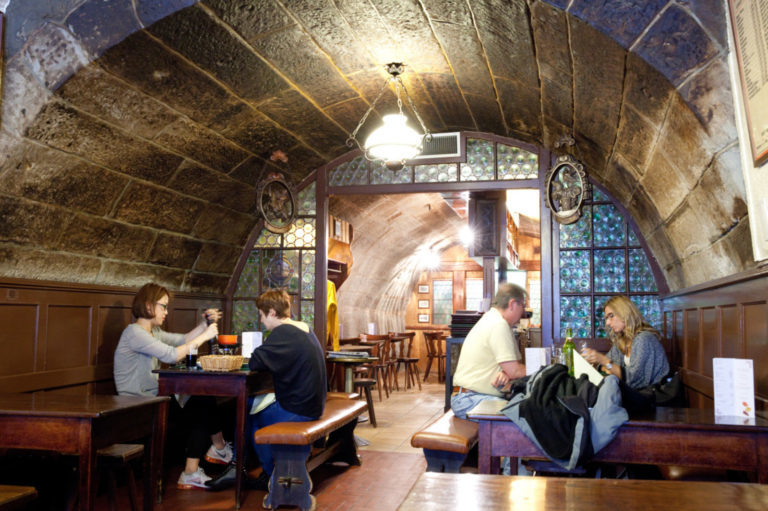 Fondue dans le restaurant “La Pinte Besson” Lausanne, maison fondée en 1780