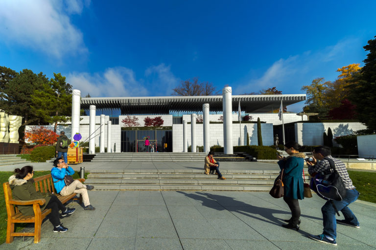 Touristes dans le Parc Olympique, devant l'entr&eacute;e du Mus&eacute;e Olympique