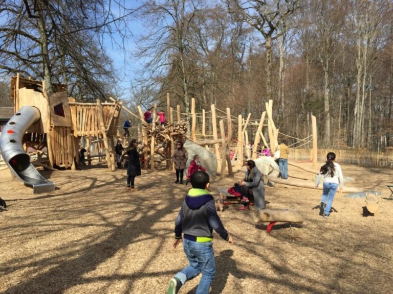 Place de jeux avec des enfants &agrave; Sauvabelin