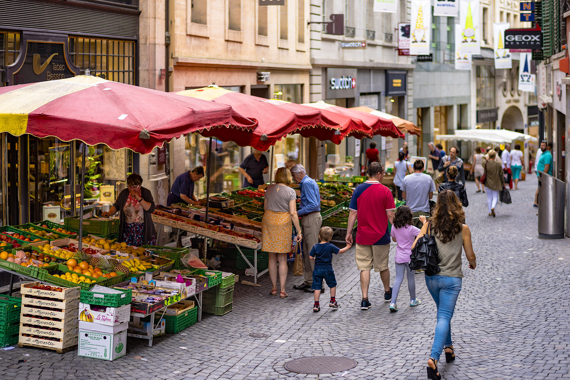 Jour de march&eacute;, rue de Bourg Lausanne