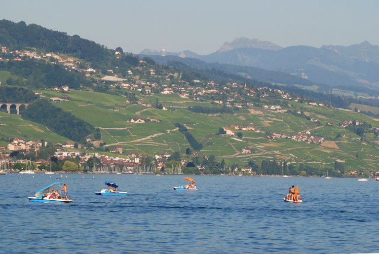Balade en pédalo sur le lac Léman; vue sur Lavaux, patrimoine mondial UNESCO ©LT/ C.Jaccard – www.vaud-photos.ch