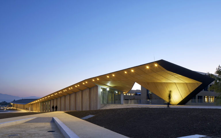 Vue de nuit de l'ext&eacute;rieur de ArtLab, EPFL