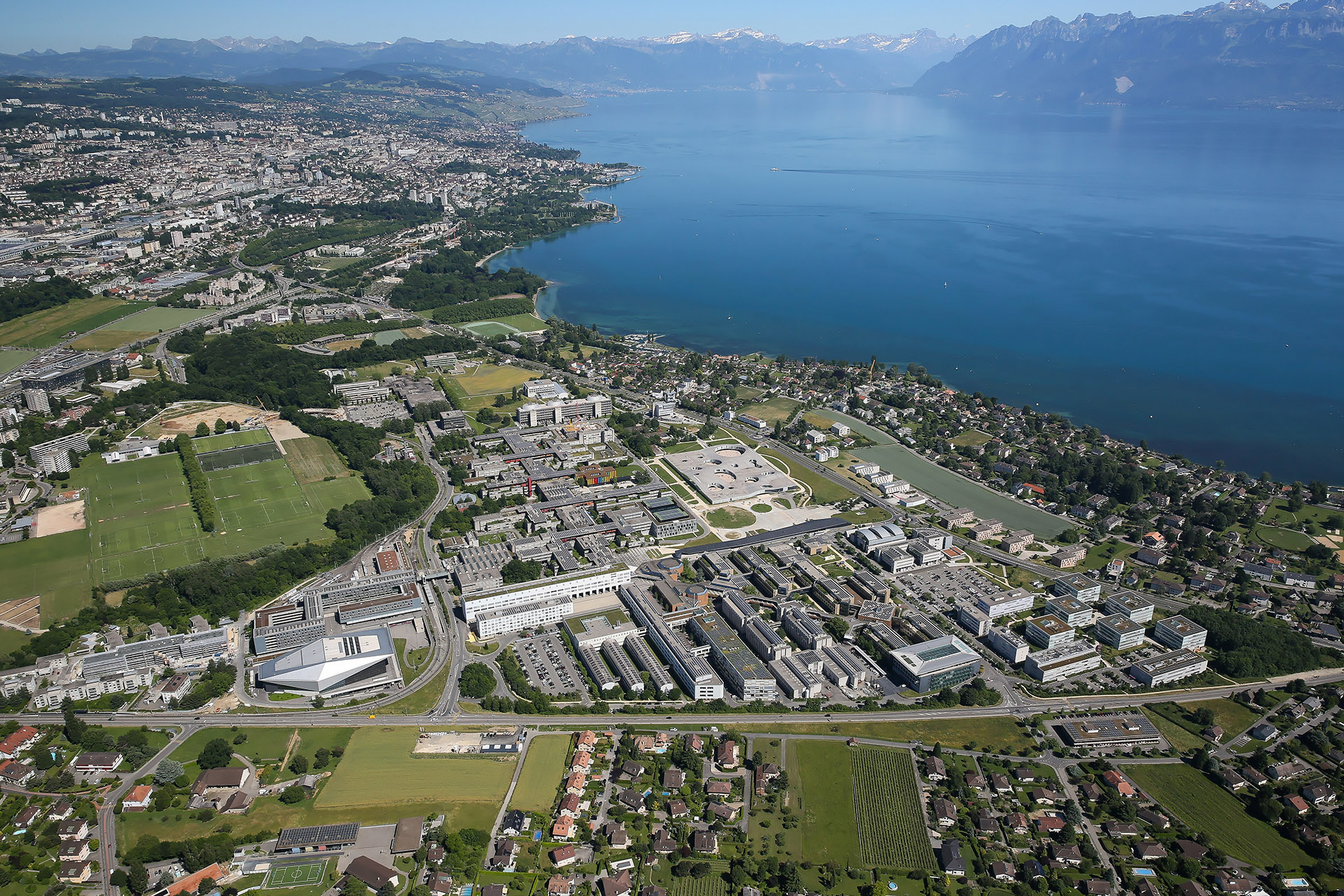 Vue a&eacute;rienne sur le Campus de l'EPFL et ses environs