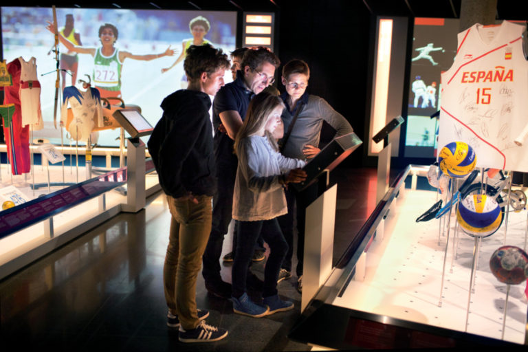 Famille en visite au Mus&eacute;e Olympique