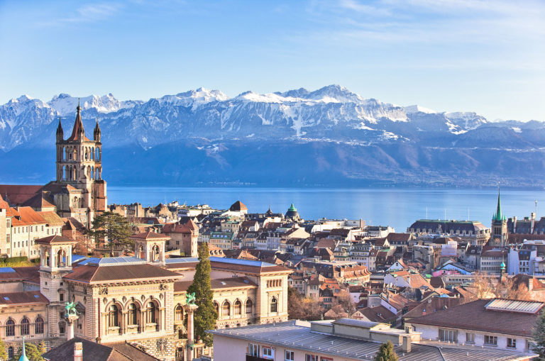 Vue sur la Cit&eacute;, le lac, les Alpes