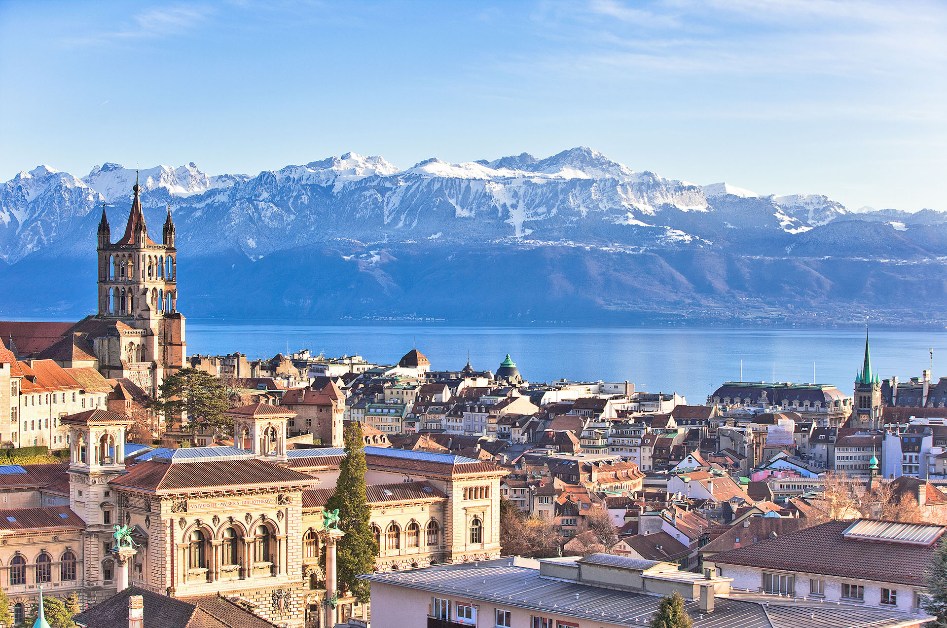 Vue sur la Cit&eacute;, le lac, les Alpes