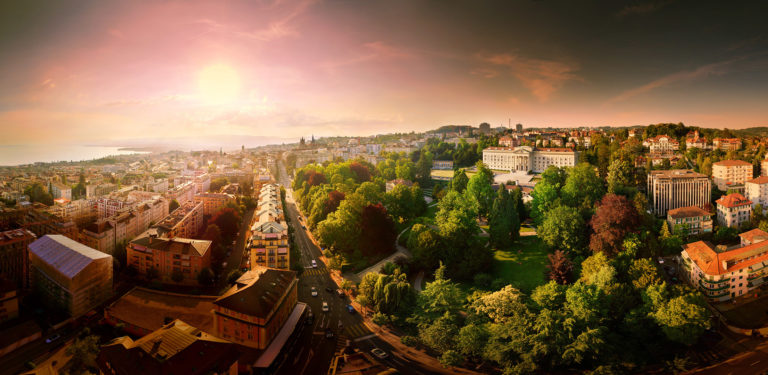 Vue panoramique de Lausanne, coucher de  soleil sur le Parc Mon-Repos et le sud de la ville, prises de vues dr&ocirc;ne juin 2017