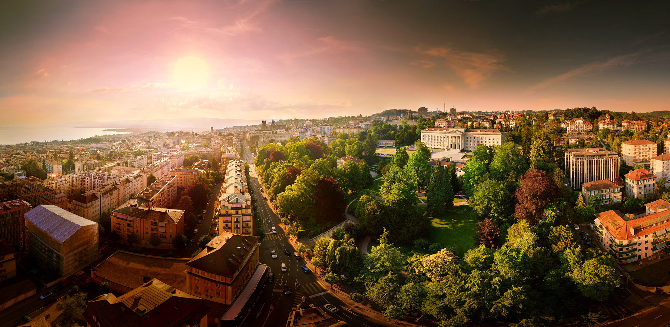 Vue panoramique de Lausanne, coucher de  soleil sur le Parc Mon-Repos et le sud de la ville, prises de vues dr&ocirc;ne juin 2017