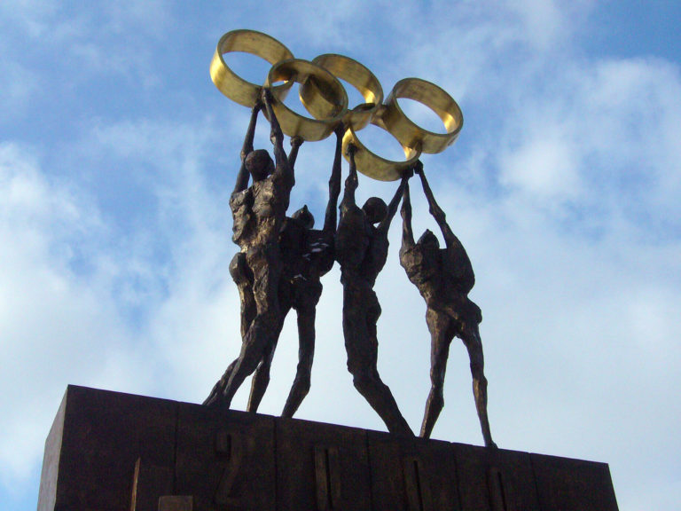 Sculpture devant le Si&egrave;ge du CIO