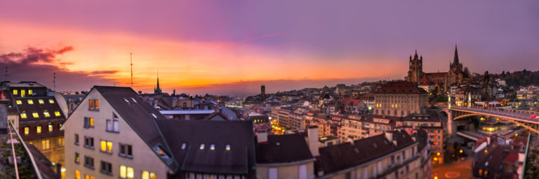 Panorama de nuit sur la Cath&eacute;drale de Lausanne et la ville.
