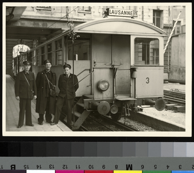 &copy;Madeleine et Elisabeth Fontannaz, Les contr&ocirc;leurs du funiculaire &agrave; la station d&rsquo;Ouchy, photographie, vers 1940