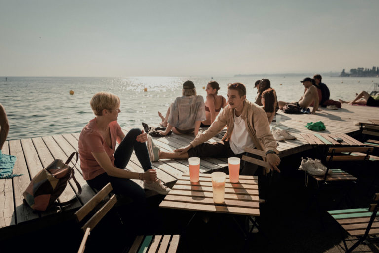 Ap&eacute;ro &agrave; la Jet&eacute;e de la Compagnie au bord du lac. Shooting key story de Lausanne de Suisse Tourisme