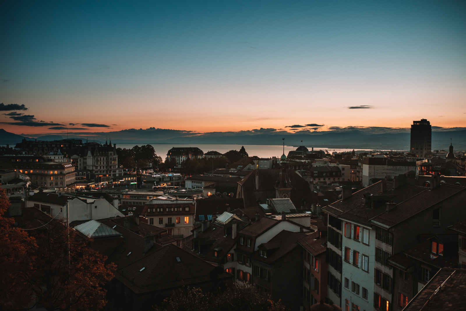 Vue sur la ville et le lac depuis la Cite au coucher du soleil.