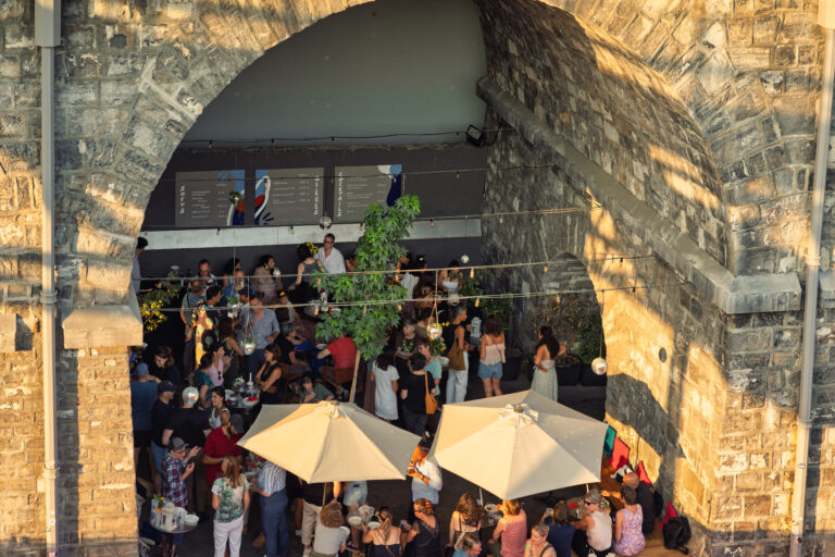 Shooting ete 2025. Terrasses Les Arches sous les Arches du Grand Pont. Flon au centre-ville