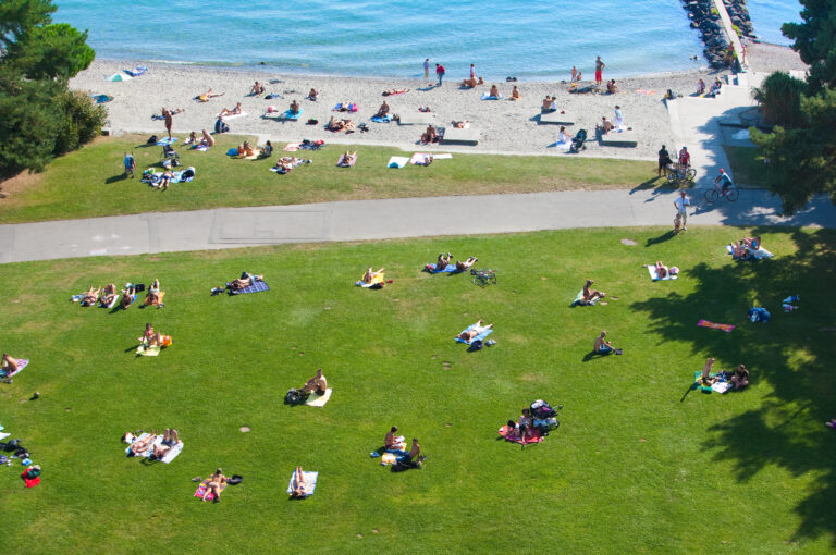 Vue aerienne sur la plage de Vidy-Lausanne devant le theatre de Vidy