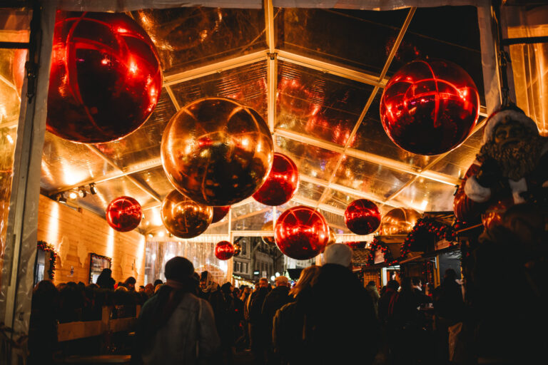 Bo Noel Lausanne. Marche de Noel a Lausanne. Sapin geant a la place Saint-Francois
&copy;Photo Muto