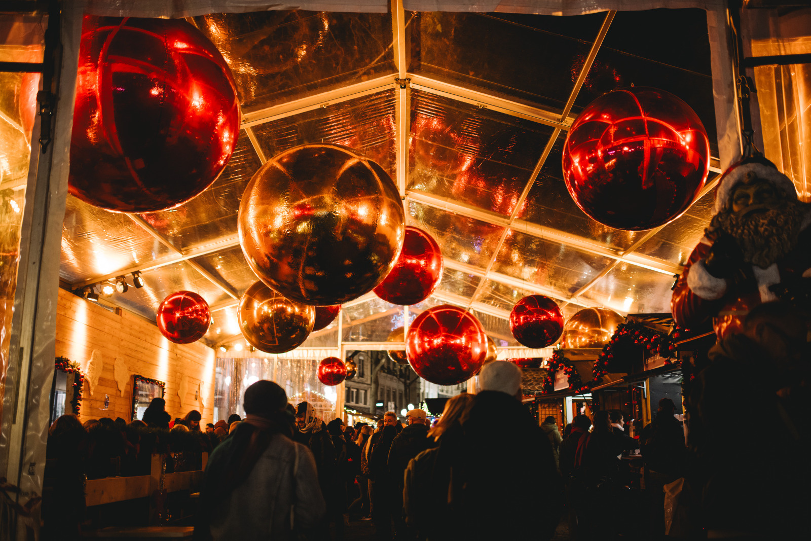 Bo Noel Lausanne. Marche de Noel a Lausanne. Sapin geant a la place Saint-Francois
&copy;Photo Muto