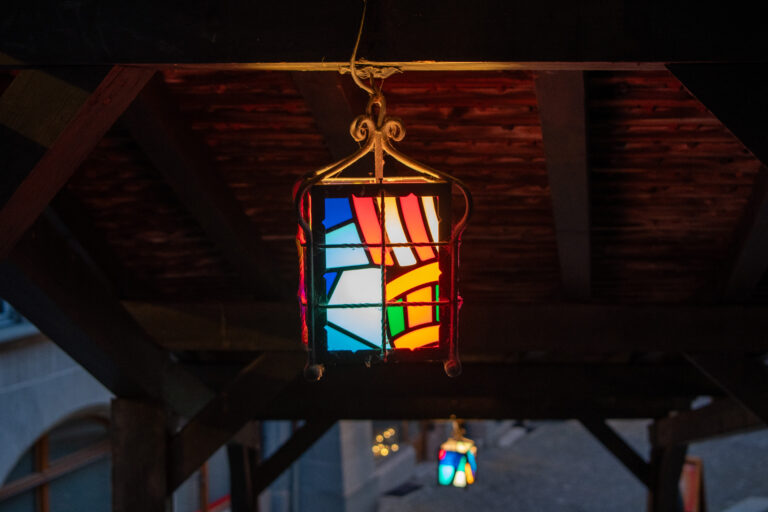 Illuminations des f&ecirc;tes de fin d'ann&eacute;e 2025. Ici: sapin de la Palud, habillage des lanternes des Escaliers-du-March&eacute; et projections sur la Tour Bel-air.