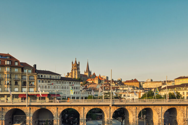 Shooting ete 2025. Vue du centre ville sur la Cathedrale de Lausanne et le Grand Pont. Flon