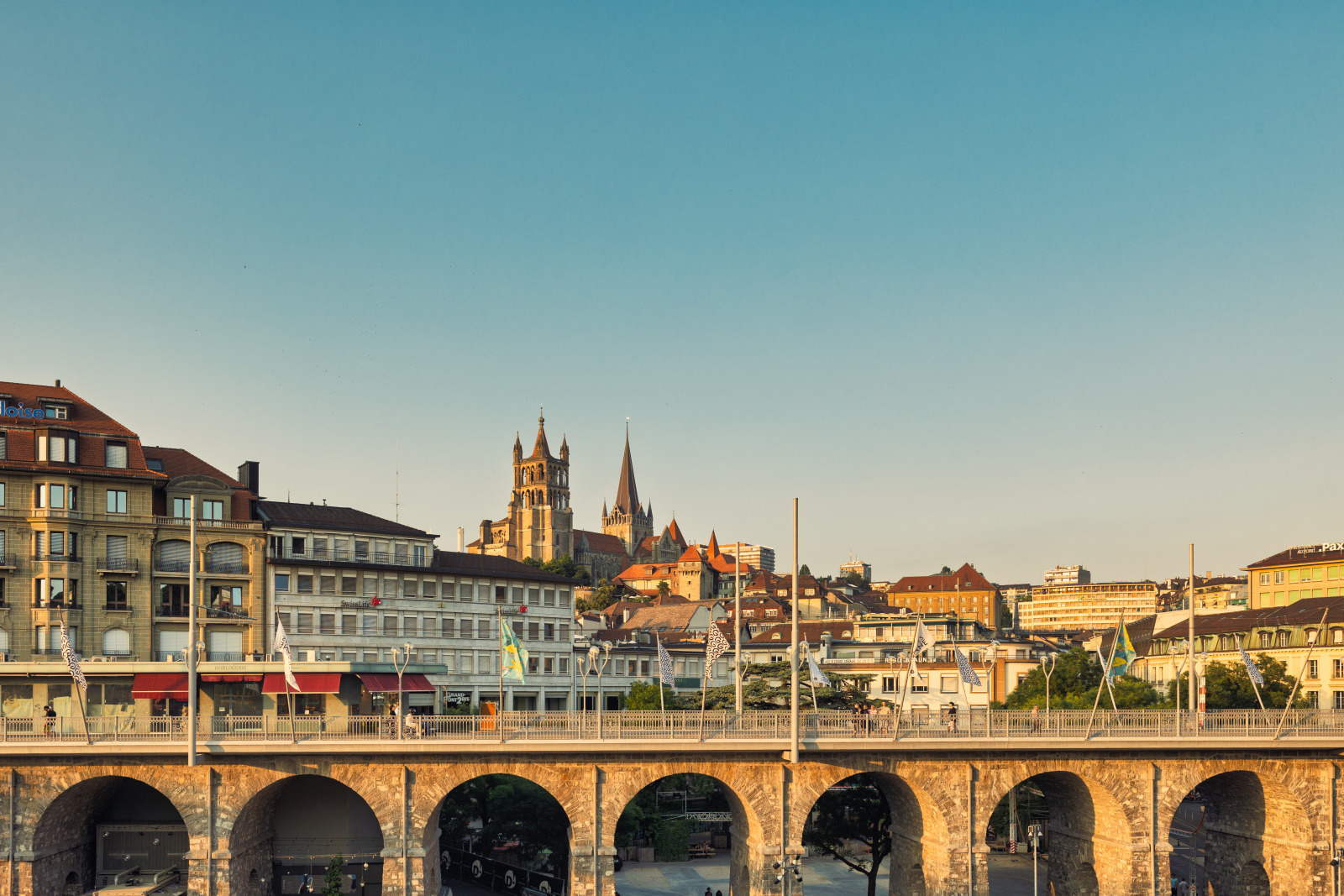 Shooting ete 2025. Vue du centre ville sur la Cathedrale de Lausanne et le Grand Pont. Flon